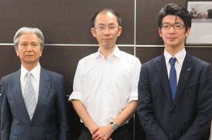 左から　小林嬌一氏、代表弁護士阿部、弁護士小林